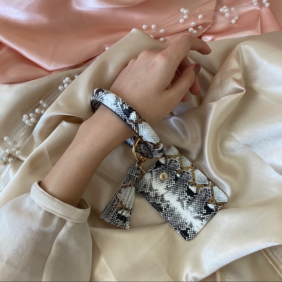 Snake Skin Print Keychain Bracelet - Picture 6 of 10